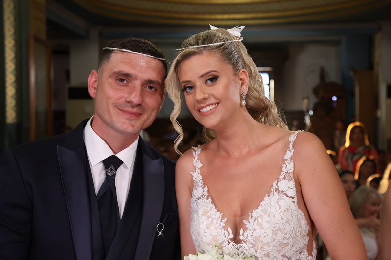 Artistic Studio - Γαμήλια φωτογραφία σε φυσικό τοπίο.